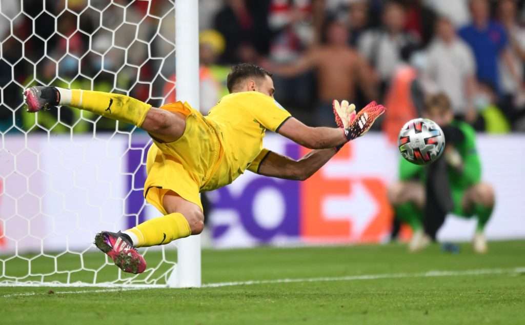Gianluigi Donnarumma para il rigore a Saka